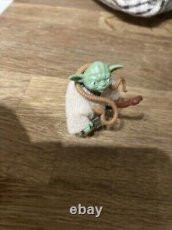 Figurine vintage de Star Wars Yoda avec serpent brun et accessoires originaux en excellent état