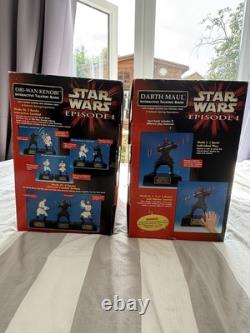 Lot Vintage Star Wars comprenant des sabres laser, un costume vintage, des cassettes VHS et une tirelire