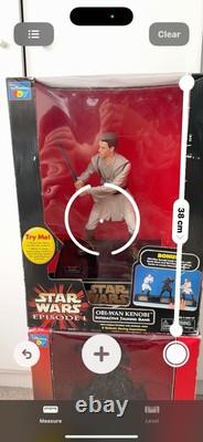 Lot Vintage Star Wars comprenant des sabres laser, un costume vintage, des cassettes VHS et une tirelire