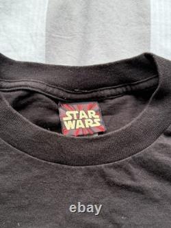 Lot Vintage Star Wars comprenant des sabres laser, un costume vintage, des cassettes VHS et une tirelire