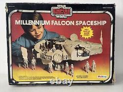 Original Vintage 1970s Star Wars Empire Strikes Back Palitoy Millenium Falcon   	<br/> 
 <br/>Traduction en français: Vaisseau spatial Millenium Falcon Palitoy de Star Wars L'Empire contre-attaque des années 1970 d'origine