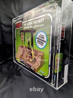Star Wars Vintage MISB Jabba Dungeon Playset Green Box Graded ROTJ Boxed Last 17 translated to French is:

'Star Wars Vintage MISB Jabba Dungeon Playset Boîte Verte Évaluée ROTJ Boîte Dernier 17'