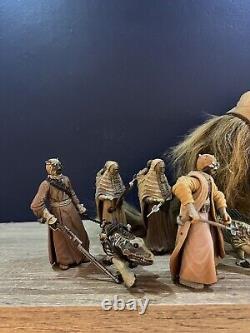 Superbe collection d'affichage de multiples figurines vintage de la série Star Wars Black Series