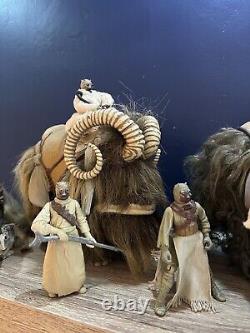 Superbe collection d'affichage de multiples figurines vintage de la série Star Wars Black Series