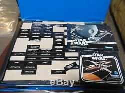 Vintage Star Wars Beaucoup. 24 Chiffres D'action Avec Des Accessoires Et Des Cas De Vinyle
