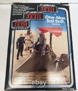 Vintage Star Wars One-Man Sail-Skiff Boxed With Original Paperwork in French can be translated as 'Star Wars vintage Skiff à voile pour une personne, boîte complète avec documentation originale'.