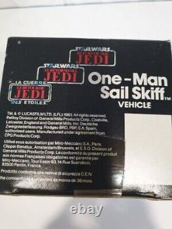 Vintage Star Wars One-Man Sail-Skiff Boxed With Original Paperwork in French can be translated as 'Star Wars vintage Skiff à voile pour une personne, boîte complète avec documentation originale'.